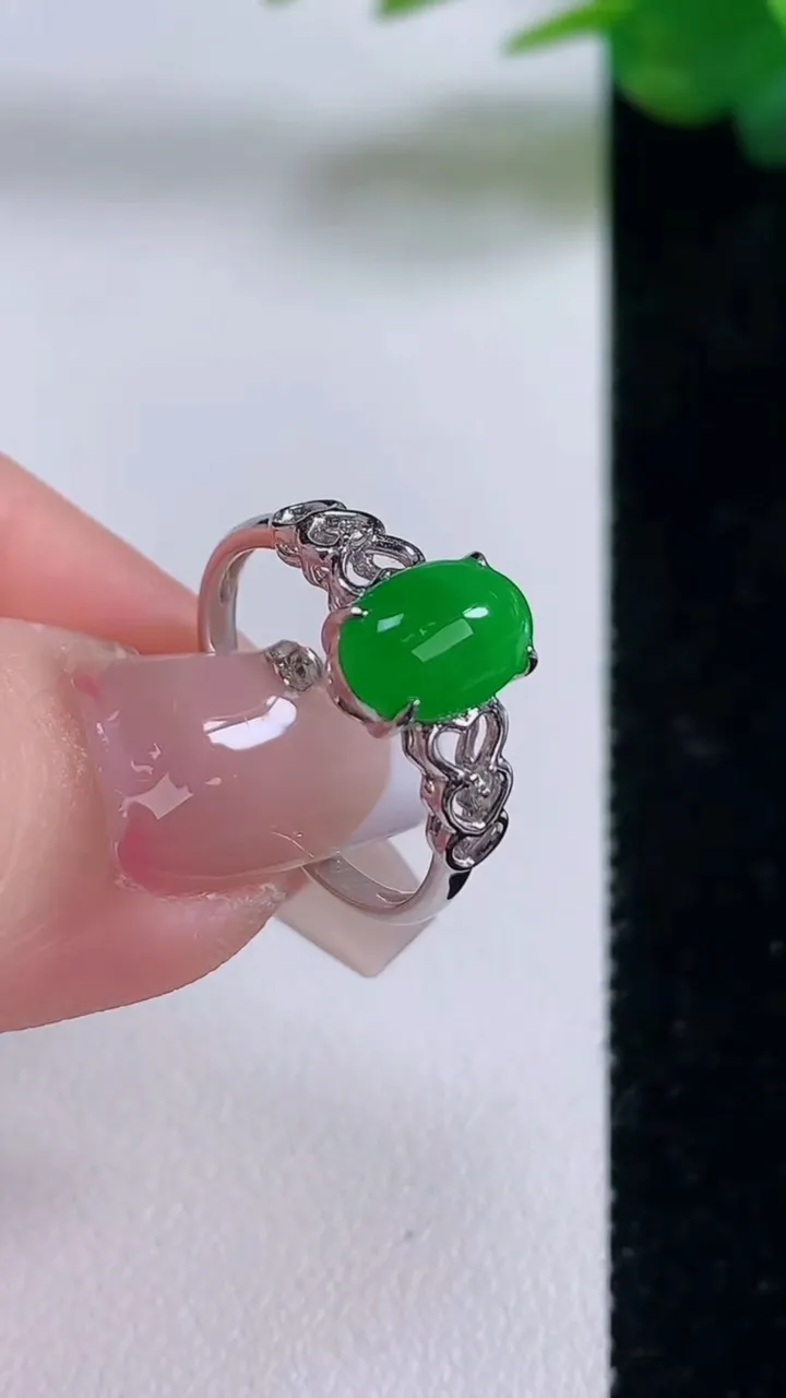 天然A货翡翠蛋面戒指，尺寸17.6-8.8-6-5.2，重量:2.27g2025年12月6日
工厂直