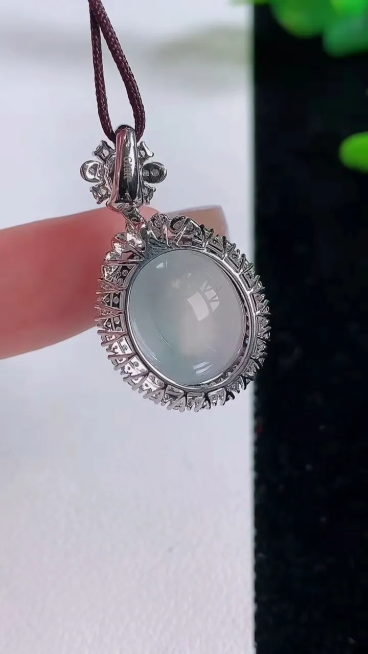 天然A货翡翠种白冰蛋面吊坠，尺寸28.2-15.8-10.4，裸石13.6-11.8重量:4.35g
12月6日