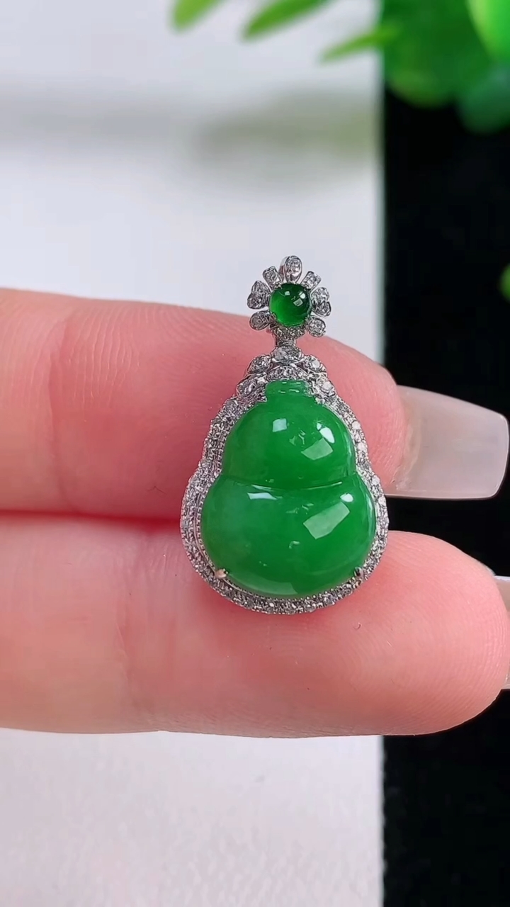 天然A货翡翠葫芦吊坠，尺寸22.5-13-2.6，裸石13-10.7重量:2.72g
12月6日