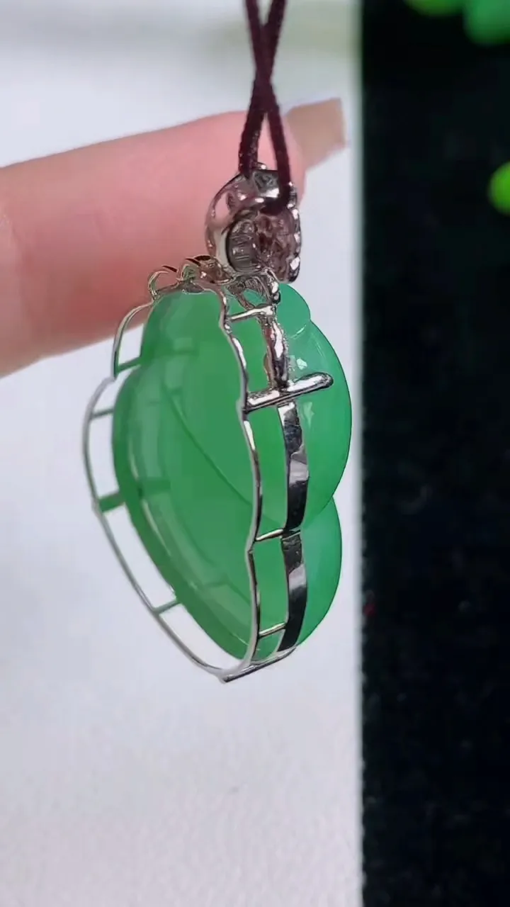 天然A货翡翠葫芦吊坠，尺寸36-26.6-21.8-10.8，重量:9.73g
12月6日