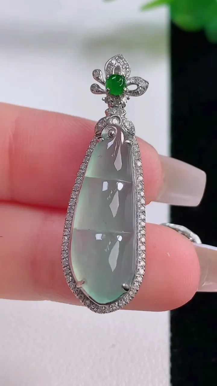 天然A货翡翠福豆吊坠，尺寸37.2-11.8-8，裸石24.4-8.4重量:3.57g
12月6日