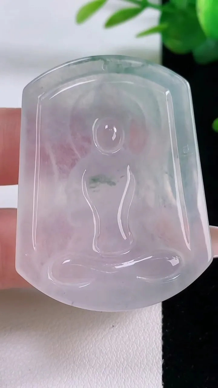 天然A货翡翠冰种飘花观音菩萨吊坠，尺寸50-37.6-5，重量:19.66g
12月6日