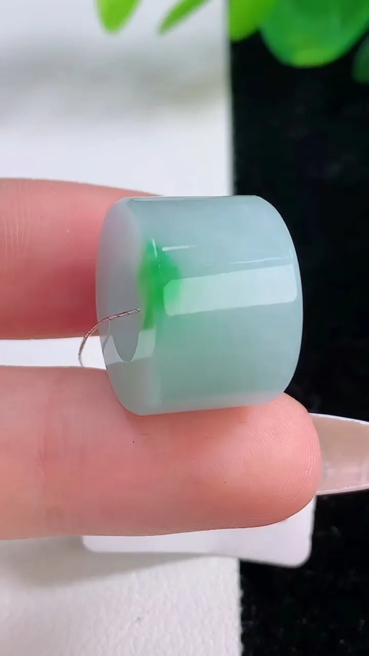 天然A货翡翠路路通吊坠，尺寸17.8-12.8，重量:9.60g
12月6日