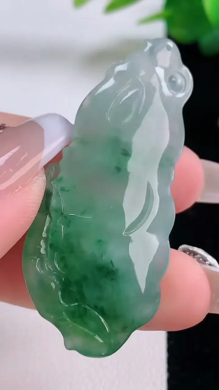 天然A货翡翠年年有余吊坠，尺寸50-21-8.9，重量:13.97g
12月6日