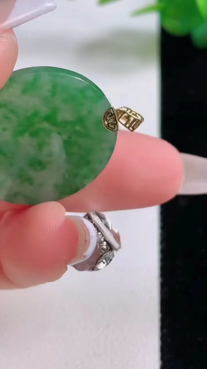 天然A货翡翠无事牌吊坠，尺寸24.4-2，重量:3.65g
12月6日