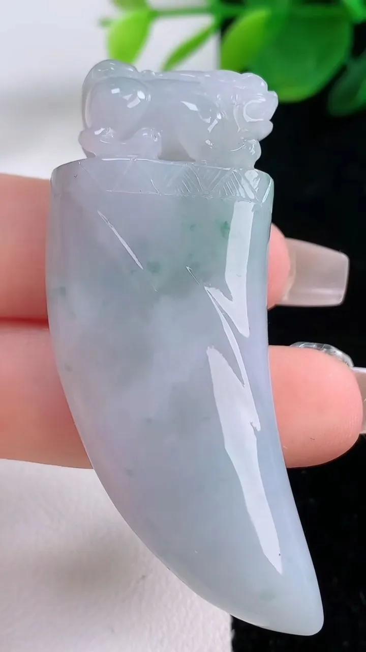 天然A货翡翠飘花龙牙吊坠，尺寸59-22.7-10.6，重量:29.10g
12月6日