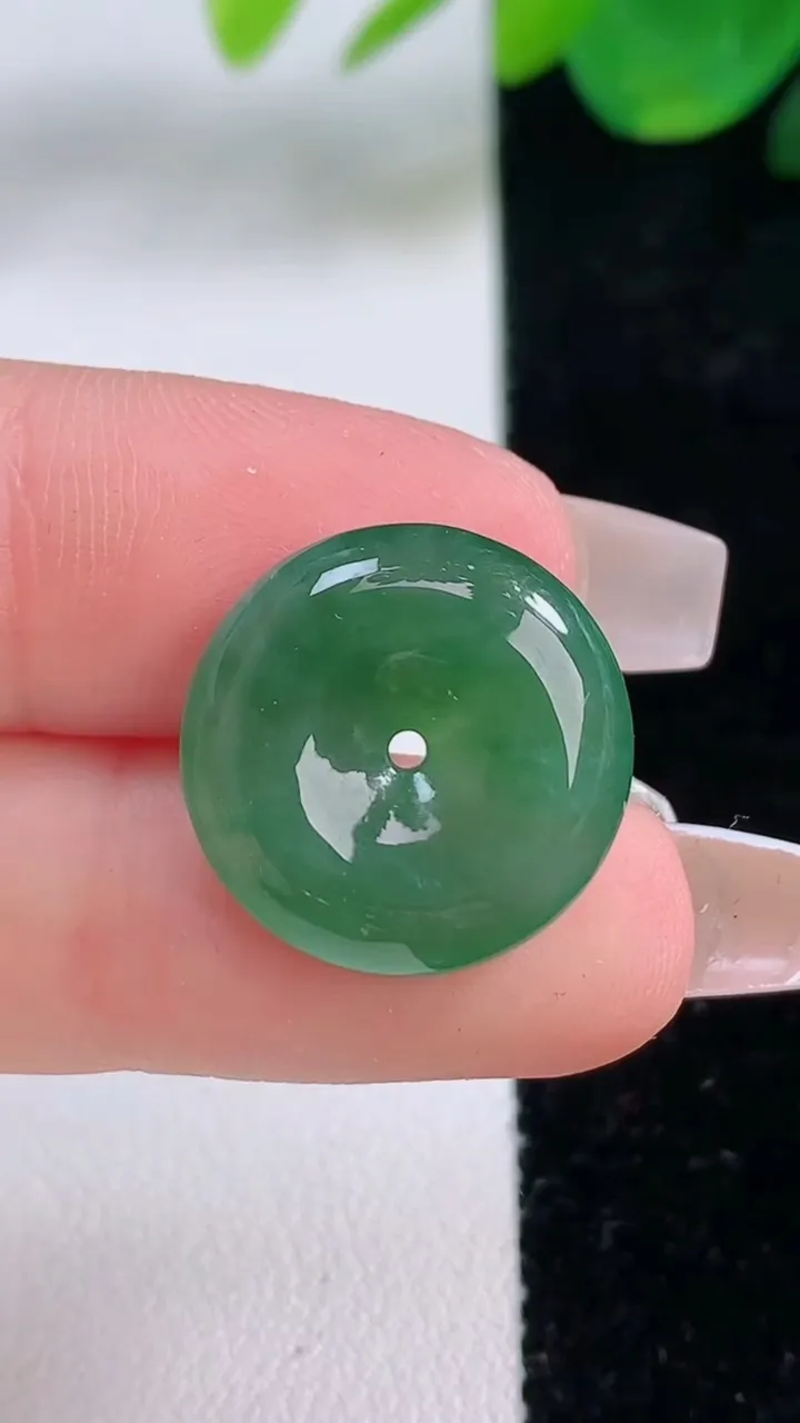 天然A货翡翠平安扣吊坠，尺寸17.5-4.7，重量:2.93g
12月6日