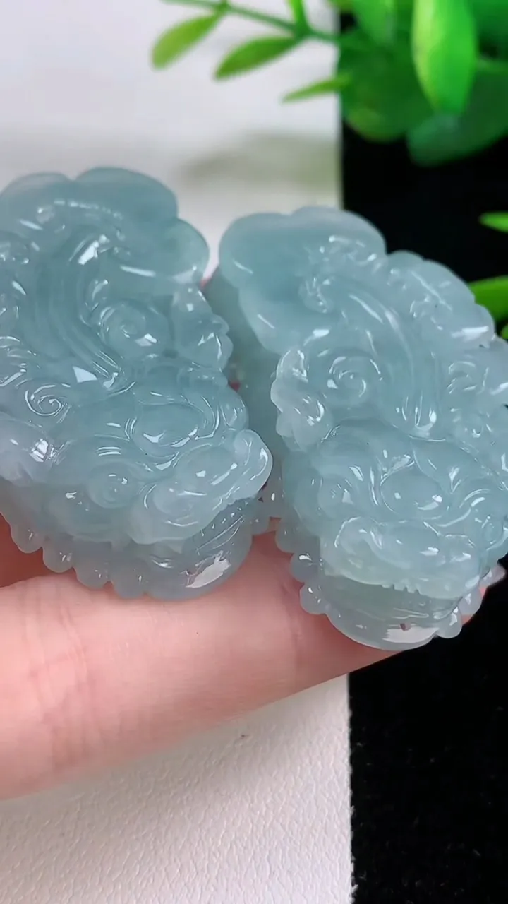 天然A货翡翠貔貅吊坠一对，尺寸45.3-24.4-11.8，重量:67.63g
12月6日