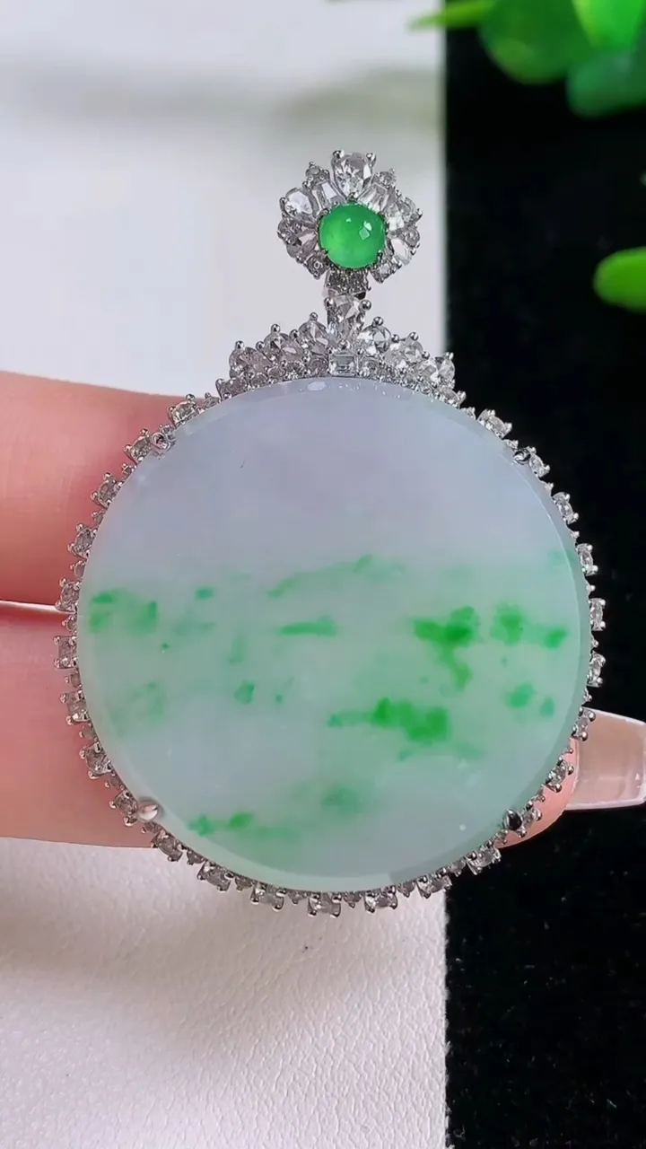 天然A货翡翠无事牌吊坠，尺寸50-36.6-8.5，裸石32.6重量:17.25g
12月6日