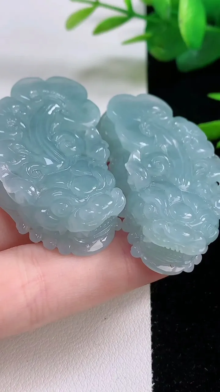 天然A货翡翠貔貅吊坠一对，尺寸45.3-24.4-11.8，重量:67.63g
12月6日