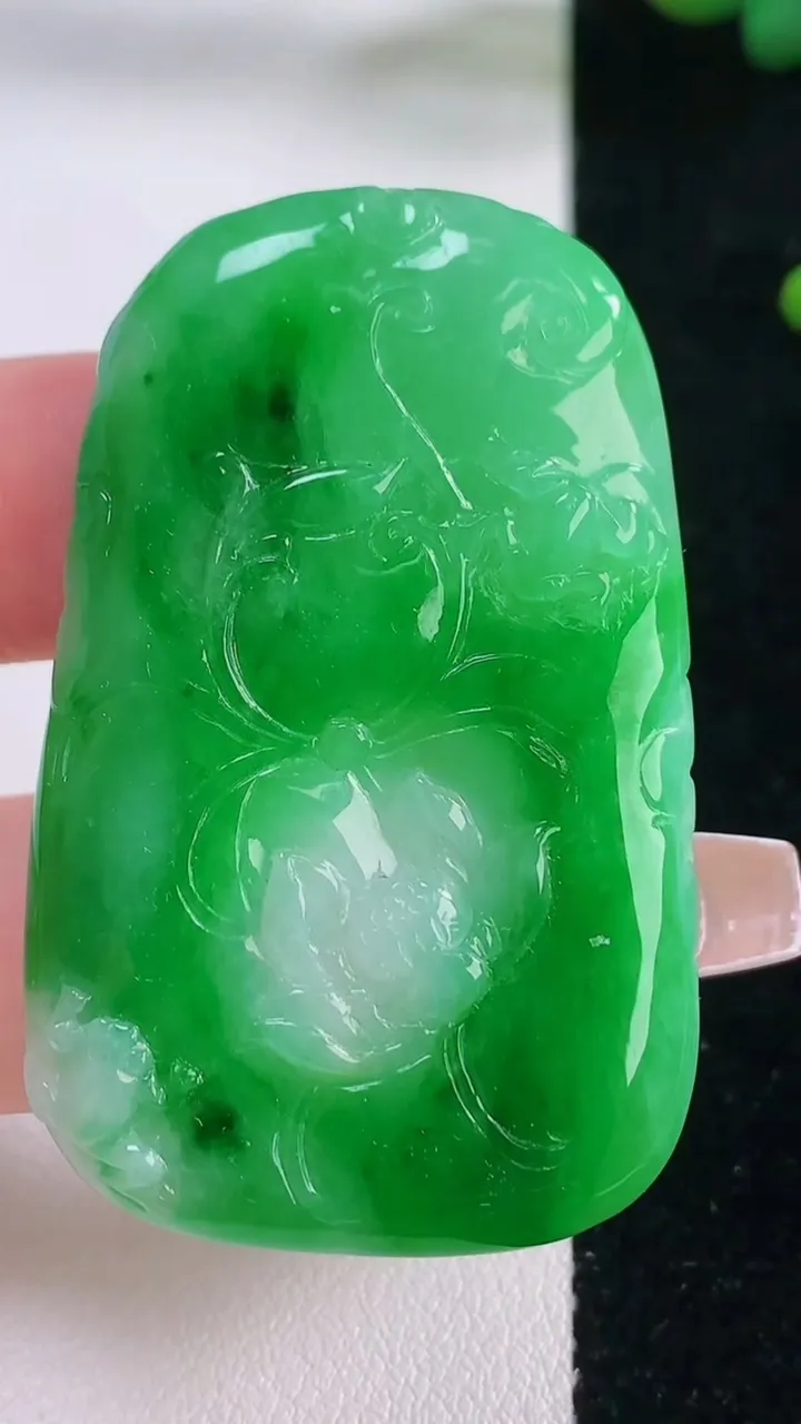 天然A货翡翠和和美美 呱呱来财吊坠，尺寸50.2-31.6-4.8，重量:18.81g
12月6日