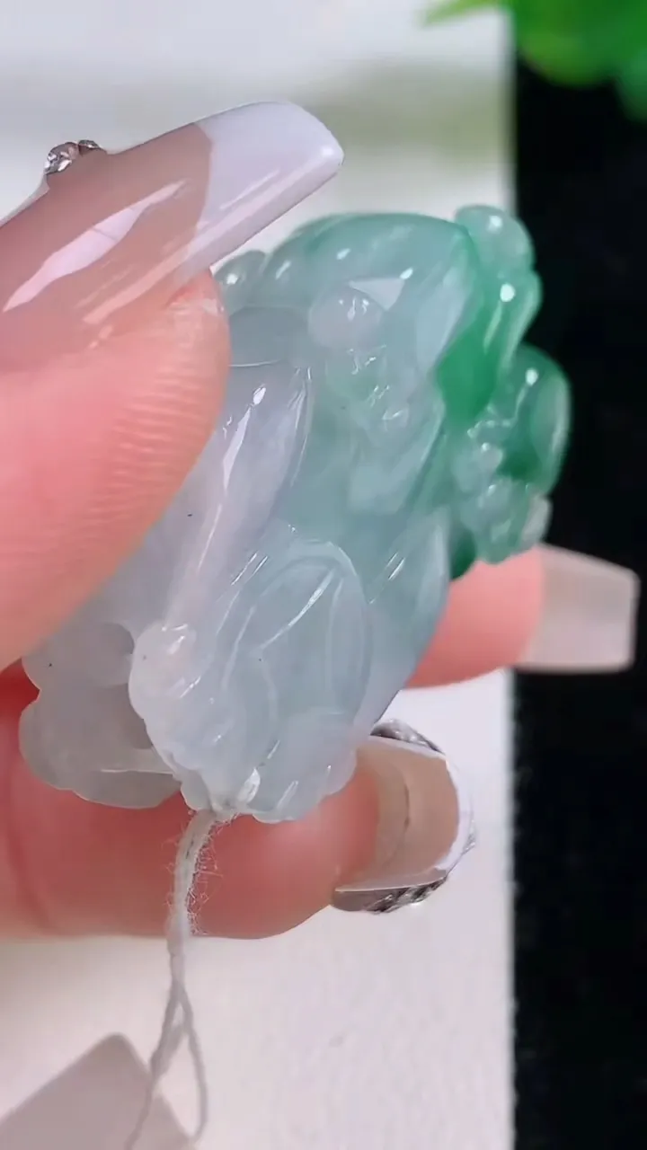 天然A货翡翠飘花貔貅吊坠，尺寸37.2-22.4-12，重量:21.35g
12月6日