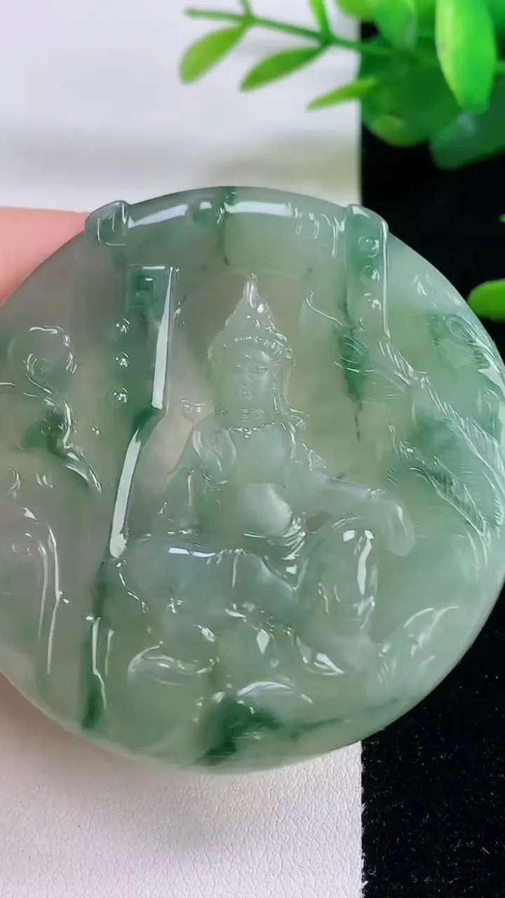 天然A货翡翠冰种飘花观音菩萨吊坠，尺寸56.6-6.7，重量:44.55g
12月6日