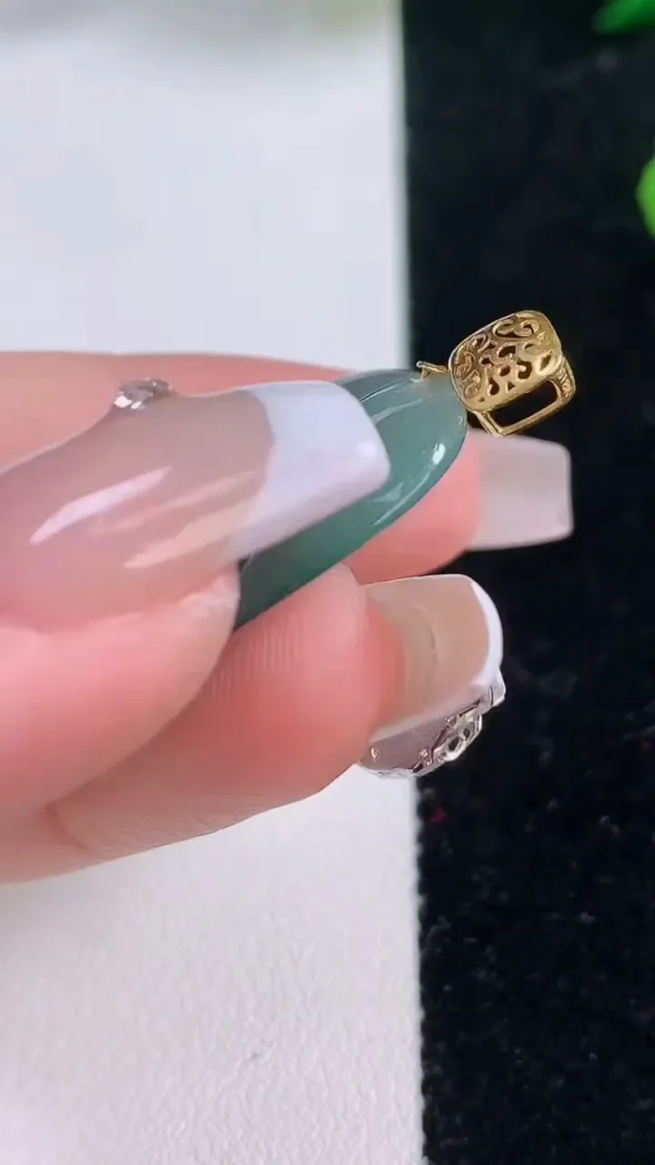 天然A货翡翠种飘花金枝玉叶 叶子吊坠，尺寸43.5-21-3.6，重:5.49g
12月6日