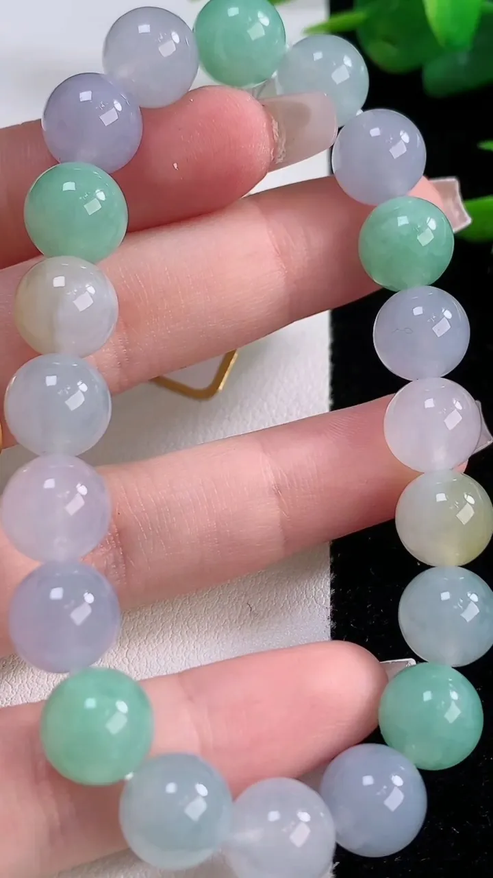 天然A货翡翠三彩圆珠手串，尺寸10-20颗，重量:35.69g12月6日
工厂直销收藏佳品,种好水足，色泽均匀，有种有色，上手高大气！