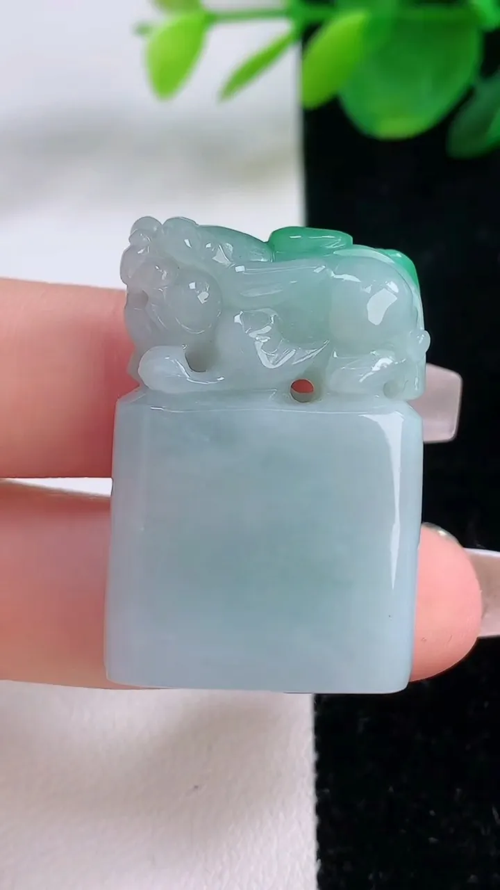 天然A货翡翠貔貅印章，尺寸34.3-22.6-11，重量:23.63g
12月6日