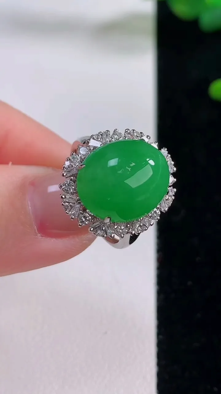 天然A货翡翠蛋面戒指，尺寸17-13.8-11.4-9.7，重量:4.51g2025年12月6日
工