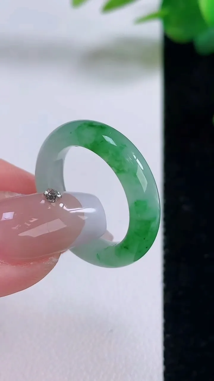 天然A货翡翠指环戒指，尺寸17.7-5-3.3，重量:3.84g2025年12月6日
工厂直销收藏佳品,种好水足，色泽均匀，有种有色，上手高大气！