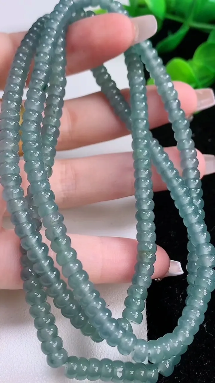 天然A货翡翠算盘珠项链，尺寸5.2-232颗，重:42.74g12月6日
工厂直销收藏佳品,种好水足，色泽均匀，有种有色，上手高大气！
