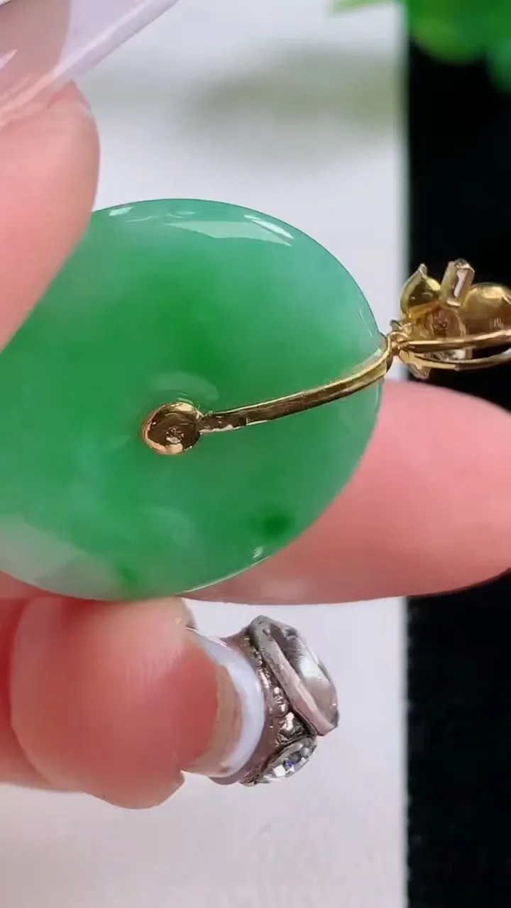 天然A货翡翠平安扣吊坠，尺寸28.4-3.8，重量:6.51g
12月6日