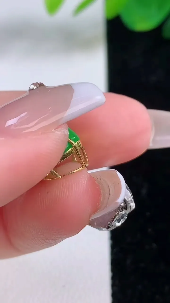 天然A货翡翠满绿蛋面吊坠，尺寸8.4-8.5-7.9，重量:1.01g
12月6日