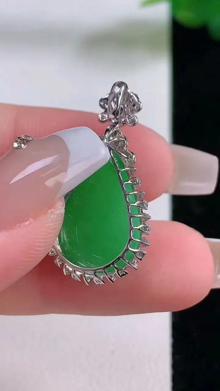 天然A货翡翠水滴吊坠，尺寸28-15-8.4，裸石17-12重量:5.50g
12月6日