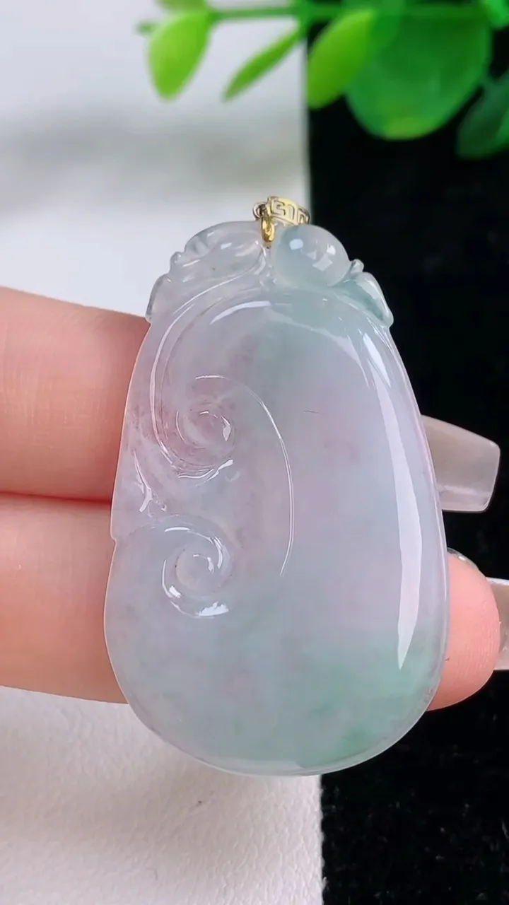 天然A货翡翠如意吊坠，尺寸42-25.6-3.8，重量:7.39g
12月6日