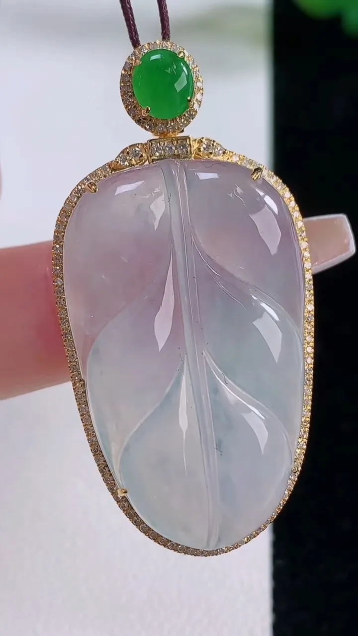 天然A货翡翠种白冰金枝玉叶 叶子吊坠，尺寸45.8-22.7-7.5，裸石33.2-20.5重量:8.68g
12月6日