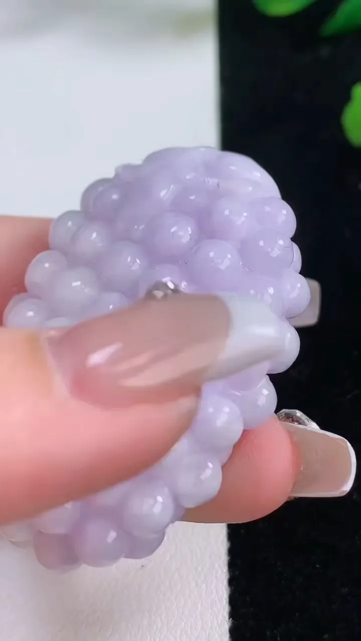 天然A货翡翠紫罗兰多子多福 葡萄吊坠，尺寸51.5-36-14，重:47.91g
12月6日