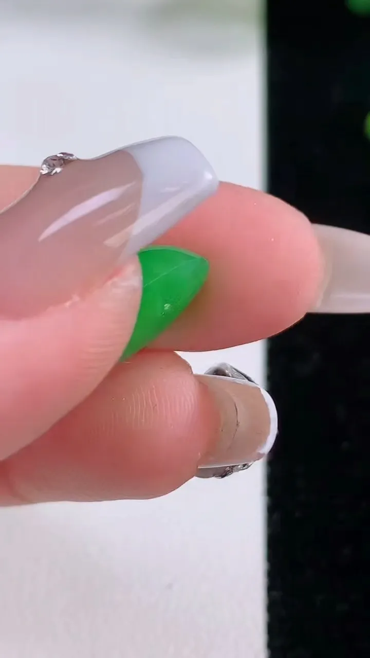 天然A货翡翠蛋面镶嵌件，尺寸14.7-11.2-6.3，重量:1.73g
12月6日