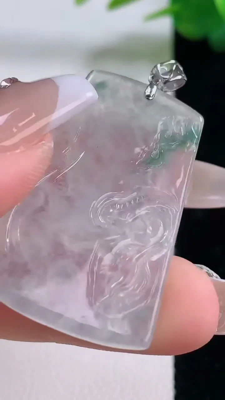 天然A货翡翠种飘花龙牌吊坠，尺寸36.6-25.5-4，重量:9.07g
12月6日