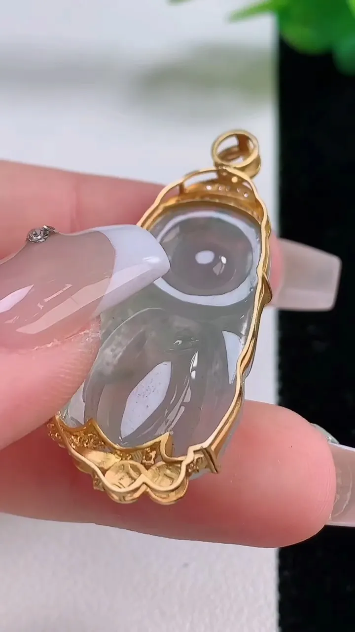 天然A货翡翠种飘花一鸣惊人吊坠，尺寸39.4-27.4-16.6-8，重量:6.32g
12月6日