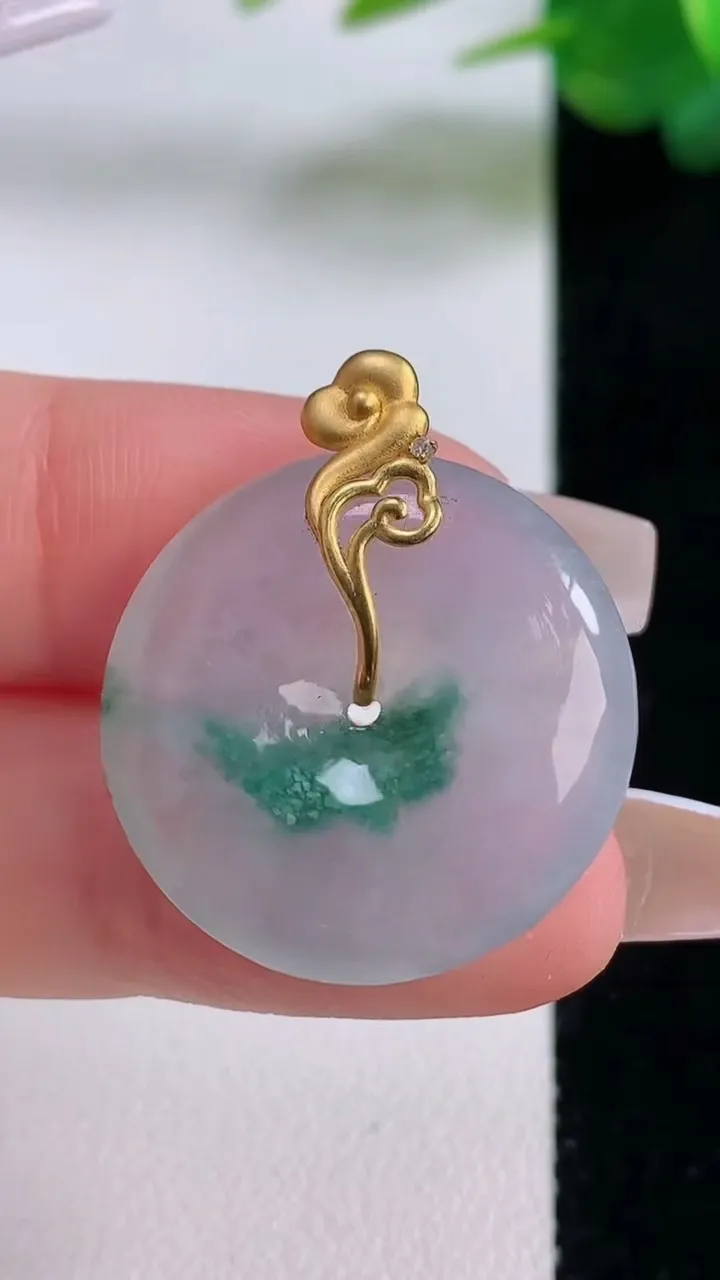 天然A货翡翠种飘花平安扣吊坠，尺寸24-5.7，重量:7.24g
12月6日