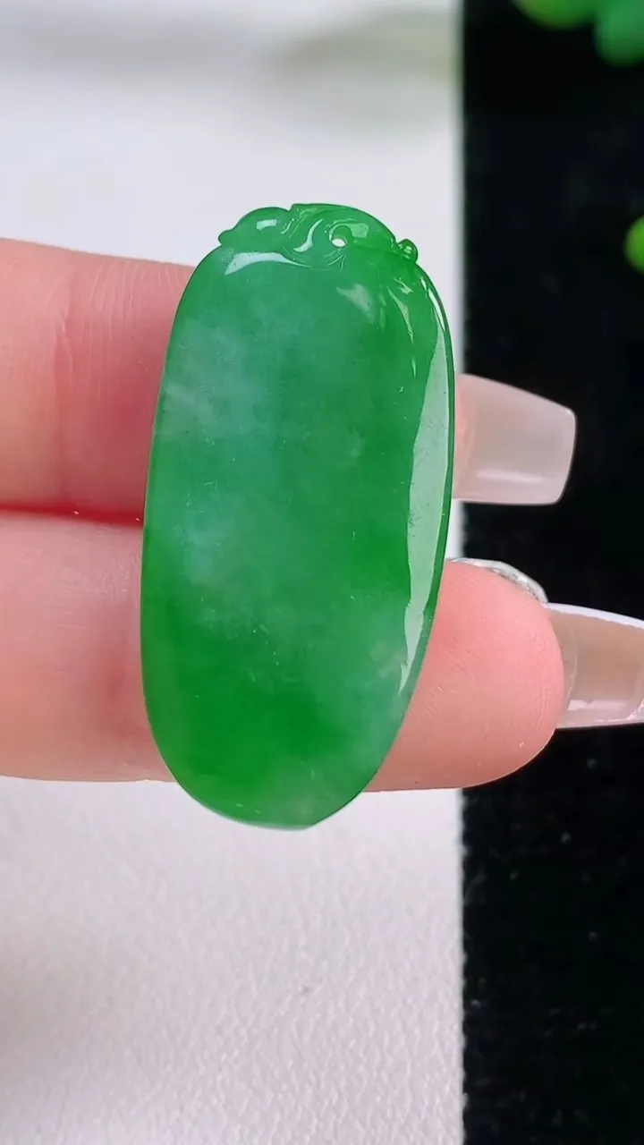 天然A货翡翠福瓜吊坠，尺寸33.6-16-5.4，重量:7.03g
12月6日