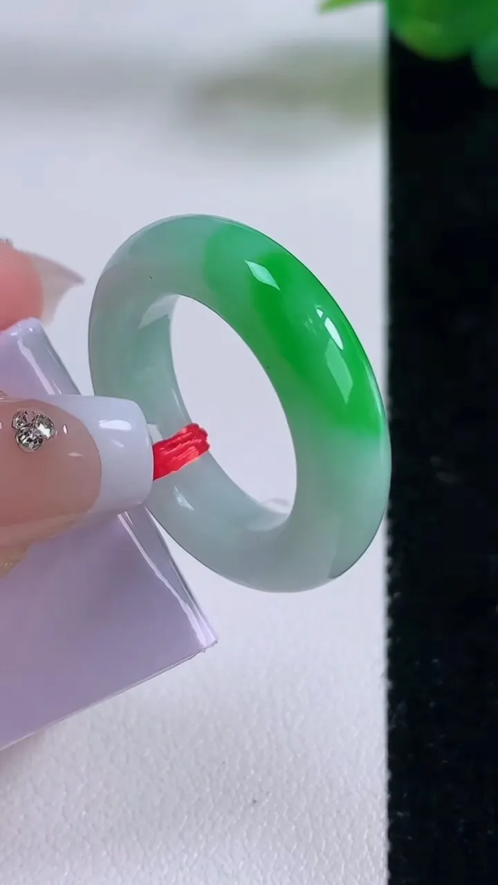 天然A货翡翠指环戒指，尺寸17.5-5.6-4.6，重量:7.44g2025年12月6日
工厂直销收藏佳品,种好水足，色泽均匀，有种有色，上手高大气！
