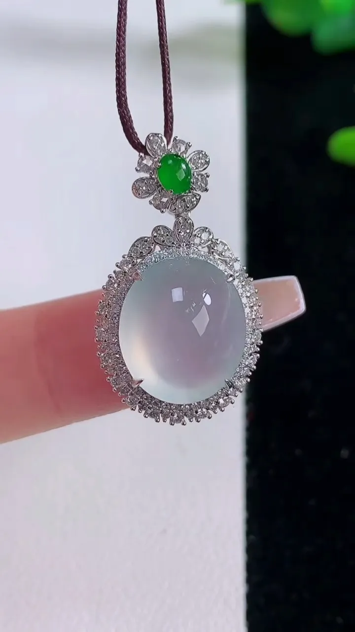 天然A货翡翠种白冰蛋面吊坠，尺寸28.2-15.8-10.4，裸石13.6-11.8重量:4.35g