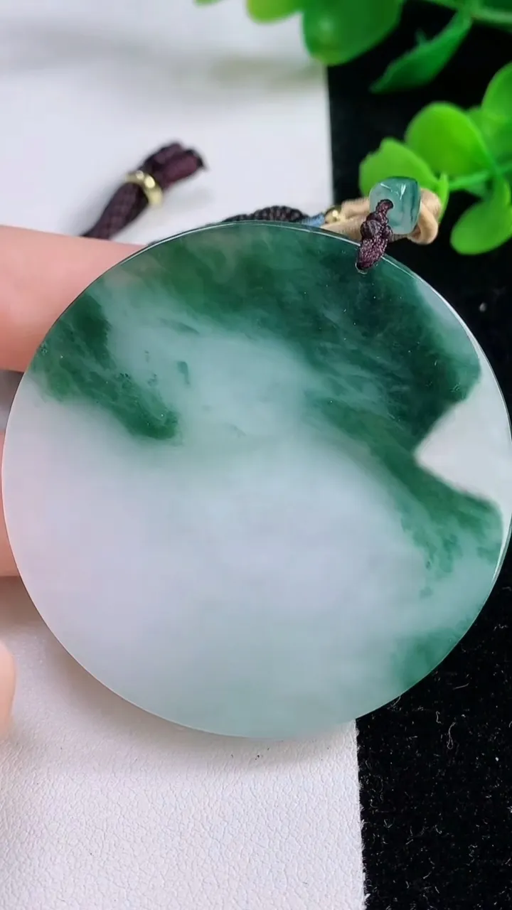 天然A货翡翠 飘花山水牌吊坠，尺寸54-6，重:41.40g
12月6日