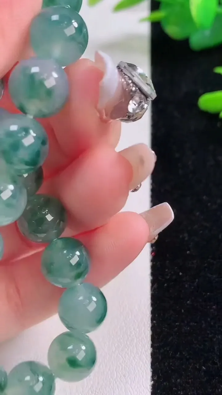 天然A货翡翠种飘花圆珠手串，尺寸9.8-19颗，重量:32.90g12月6日
工厂直销收藏佳品,种好水足，色泽均匀，有种有色，上手高大气！