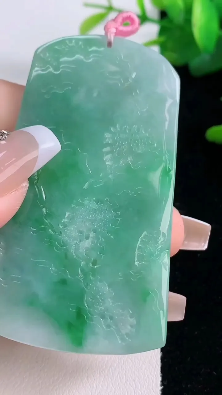 天然A货翡翠山水牌吊坠，尺寸65.3-37.4-4，重量:28.92g
12月6日