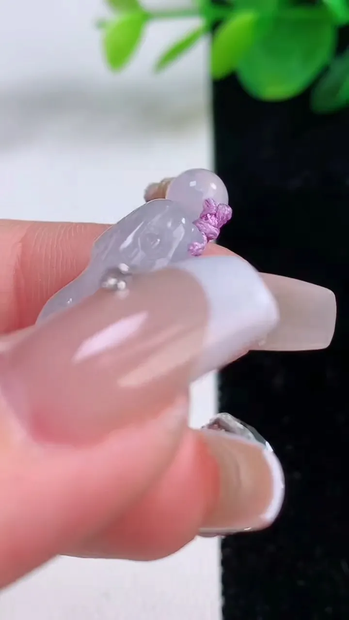 天然A货翡翠生肖蛇吊坠，尺寸23-17.4-7.5，重量:4.47g
12月6日