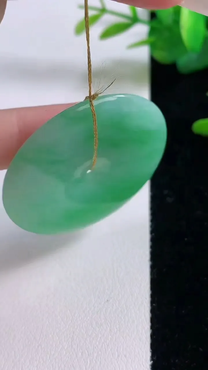 天然A货翡翠平安扣吊坠，尺寸42.8-5.7，重量:22.08g
12月6日