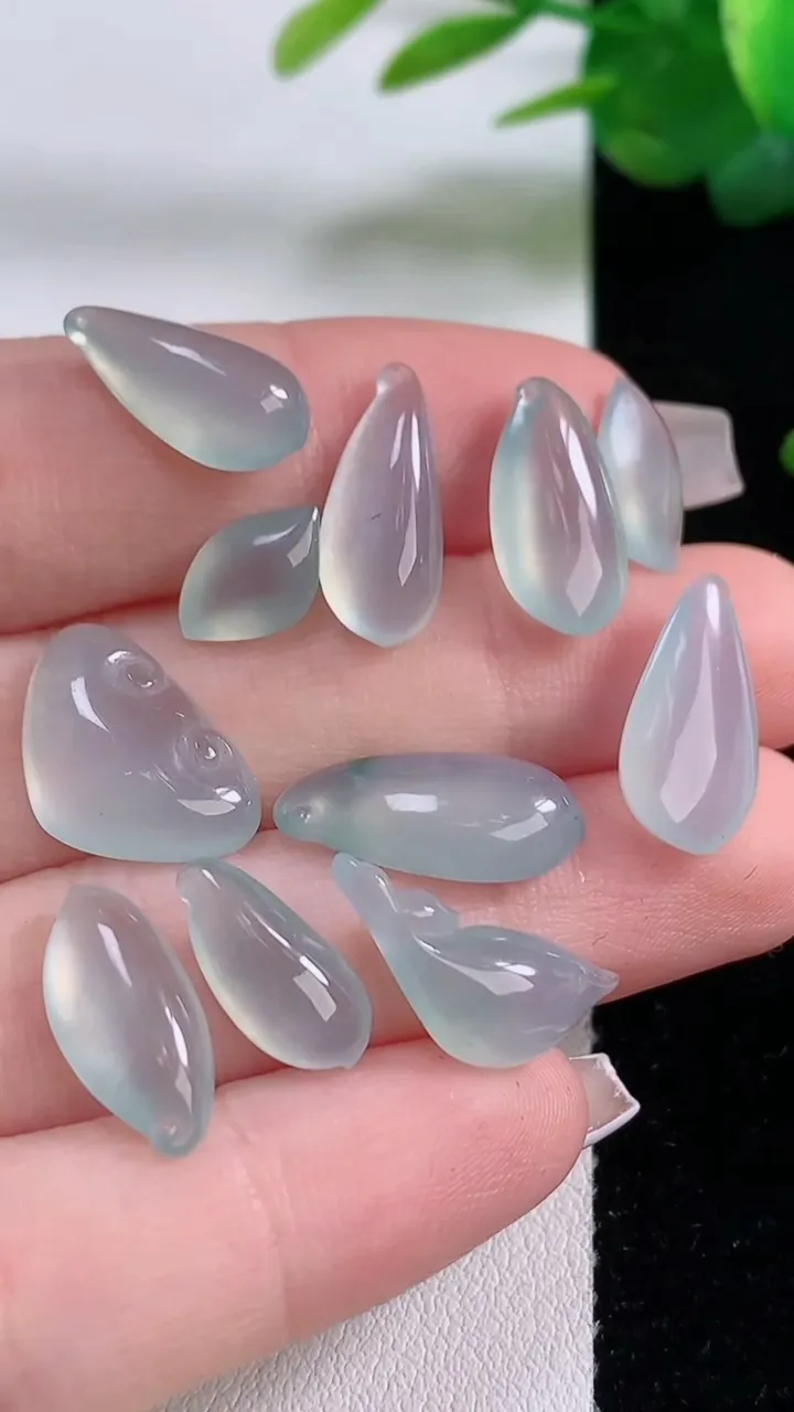 天然A货翡翠冰种飘花福瓜镶嵌件一手，尺寸16-7-4，重量:9.16g
12月6日