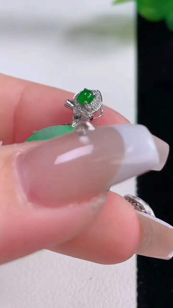 天然A货翡翠无事牌吊坠，尺寸27-20.2-4.8，裸石17.3重量:4.09g
12月6日