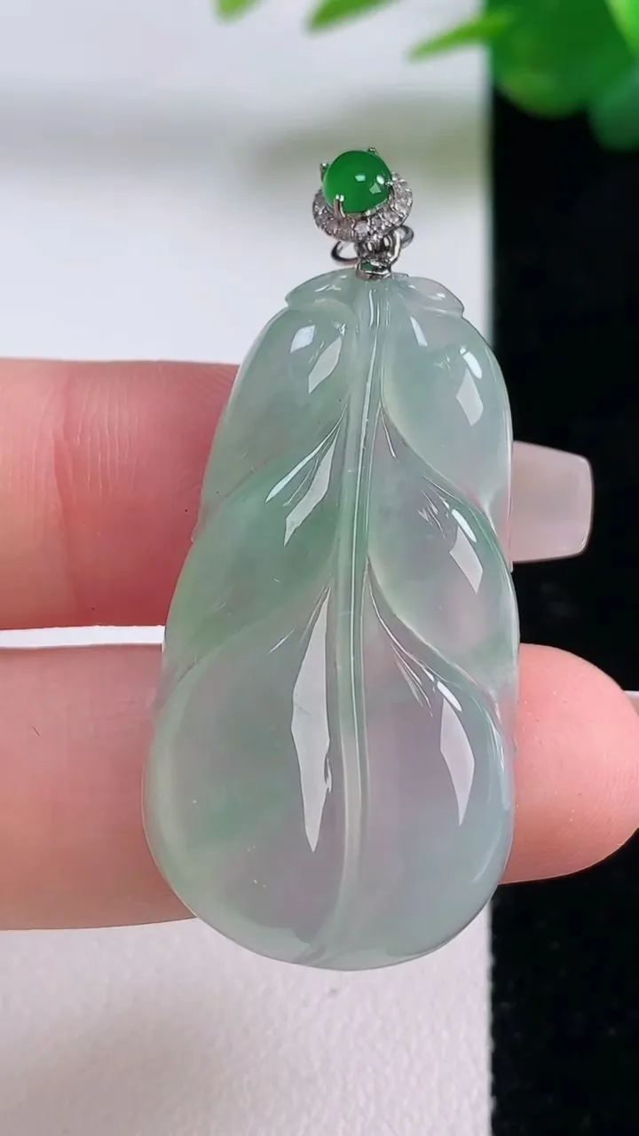 天然A货翡翠金枝玉叶 叶子吊坠，尺寸37.6-20-5.8，重量:9.10g
12月6日