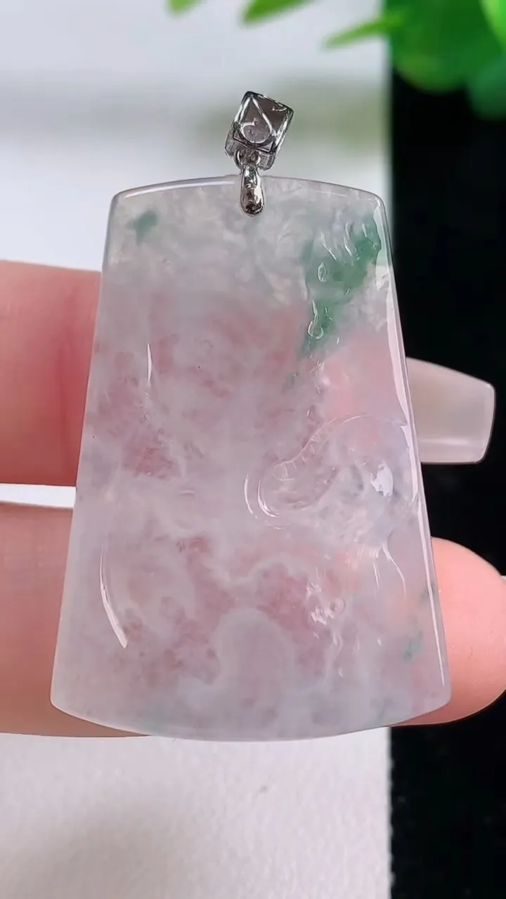 天然A货翡翠种飘花龙牌吊坠，尺寸36.6-25.5-4，重量:9.07g
12月6日