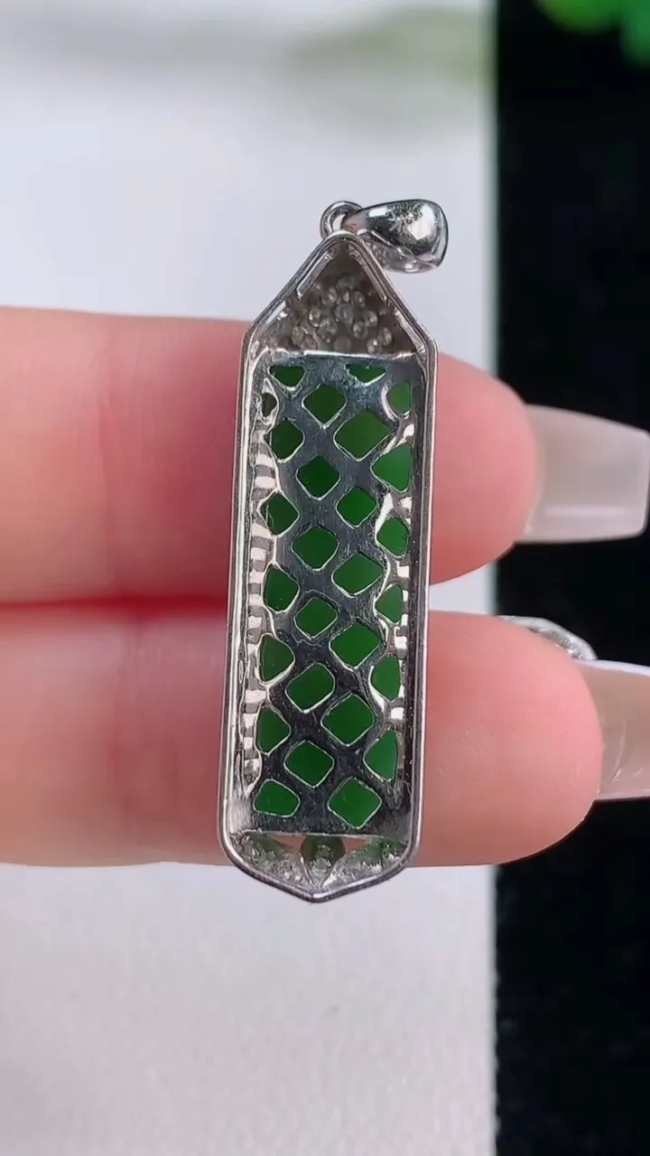 天然A货翡翠无事牌吊坠，尺寸37.4-9.3-6.3，裸石23.4-7.7重量:3.67g
12月6日