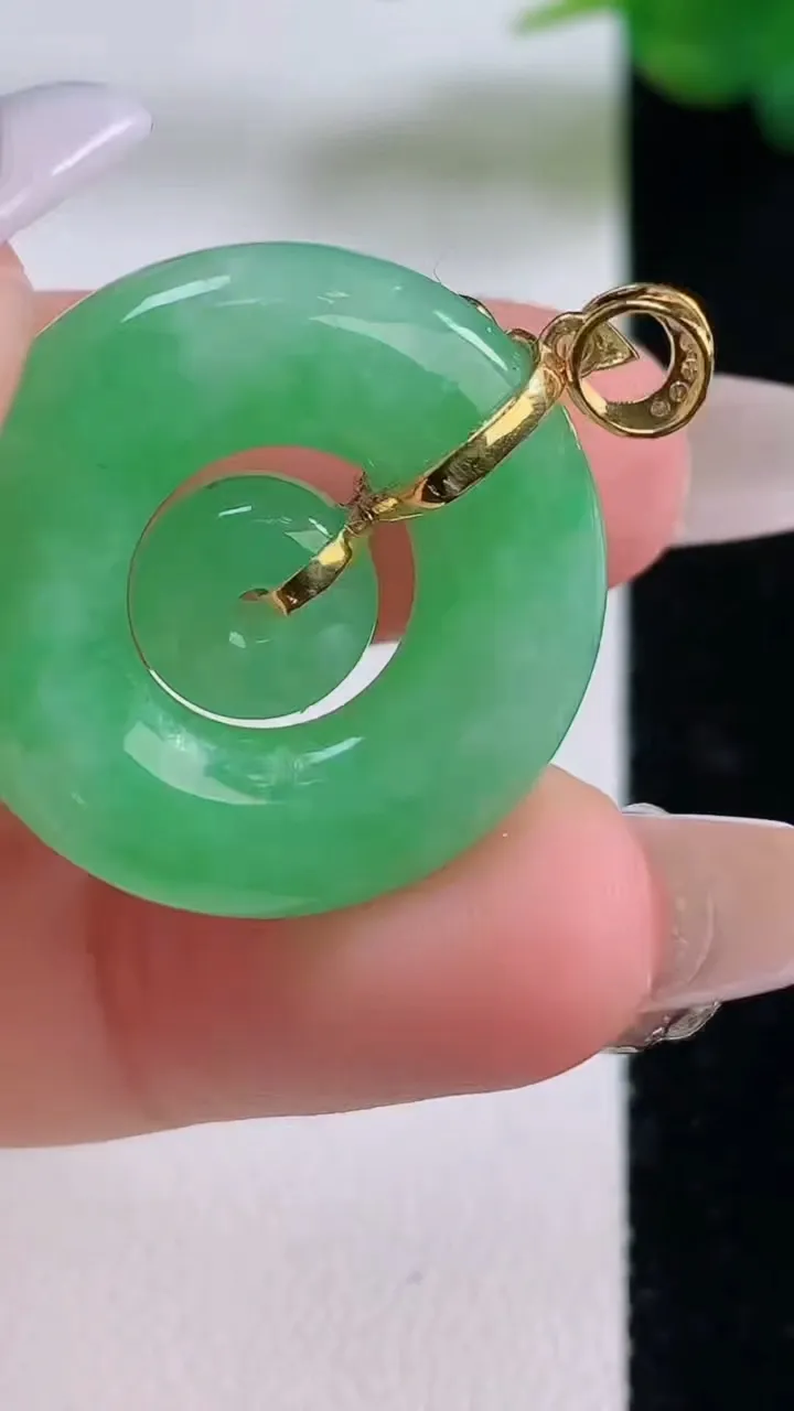 天然A货翡翠母子平安扣吊坠，尺寸25-5.8，重量:8.44g
12月6日