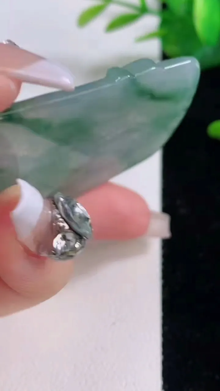 天然A货翡翠冰种飘花大日如来吊坠，尺寸71-44.6-4.8，重量:32.21g
12月6日