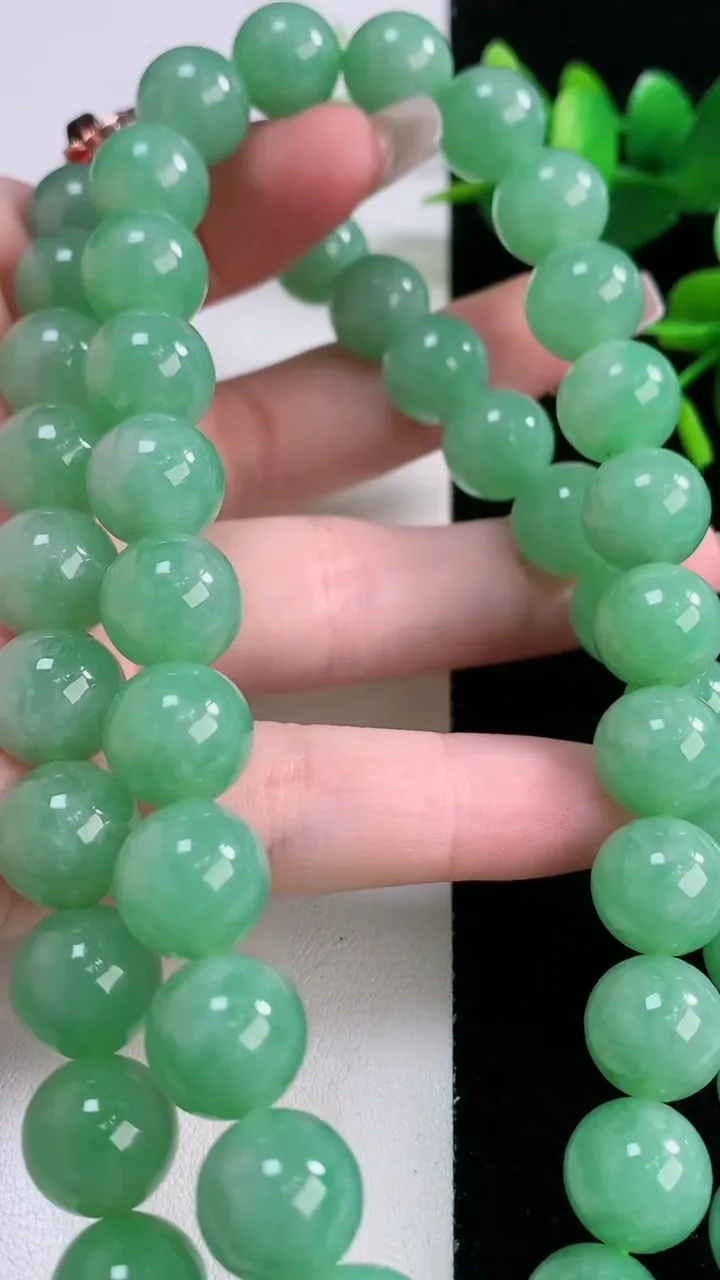 天然A货翡翠圆珠项链，尺寸11.4-52颗，重量:138.08g12月6日
工厂直销收藏佳品,种好水足，色泽均匀，有种有色，上手高大气！