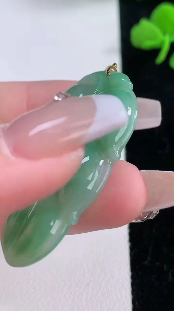 天然A货翡翠金枝玉叶 叶子吊坠，尺寸38.6-21.2-4，重:5.02g
12月6日